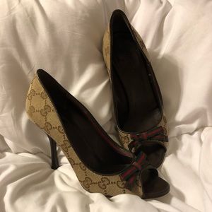 Gucci canvas pumps